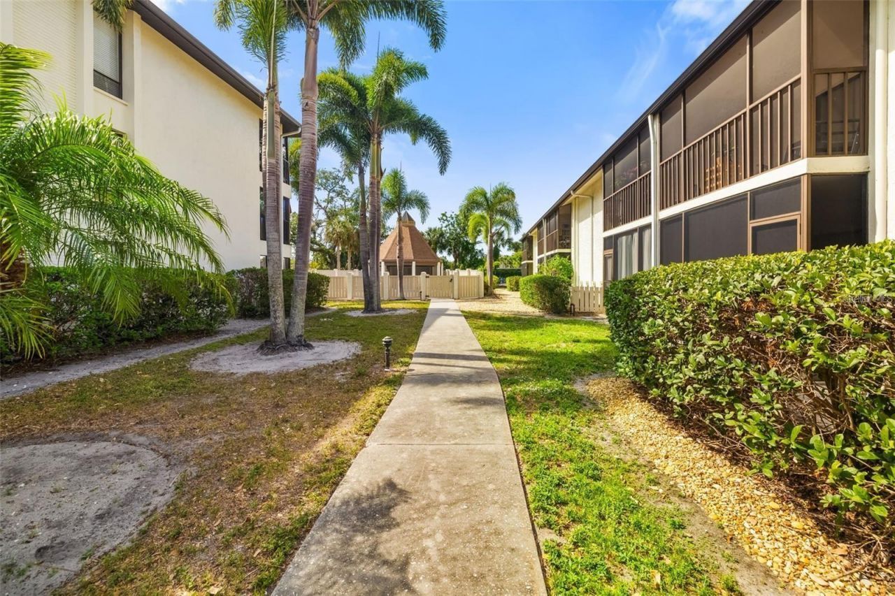7201 Curtiss Avenue, Unit 2D, Sarasota, FL 34231 Photo