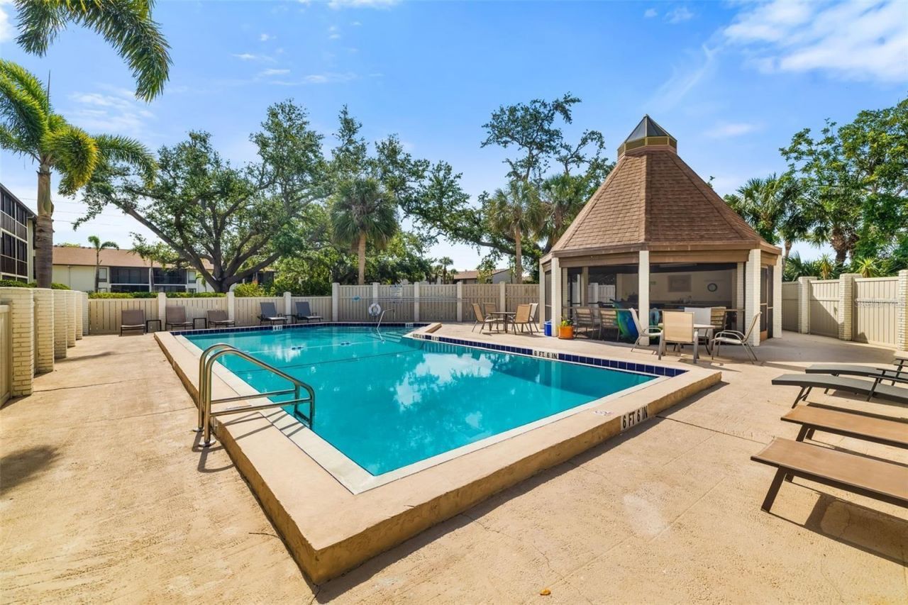 7201 Curtiss Avenue, Unit 2D, Sarasota, FL 34231 Photo