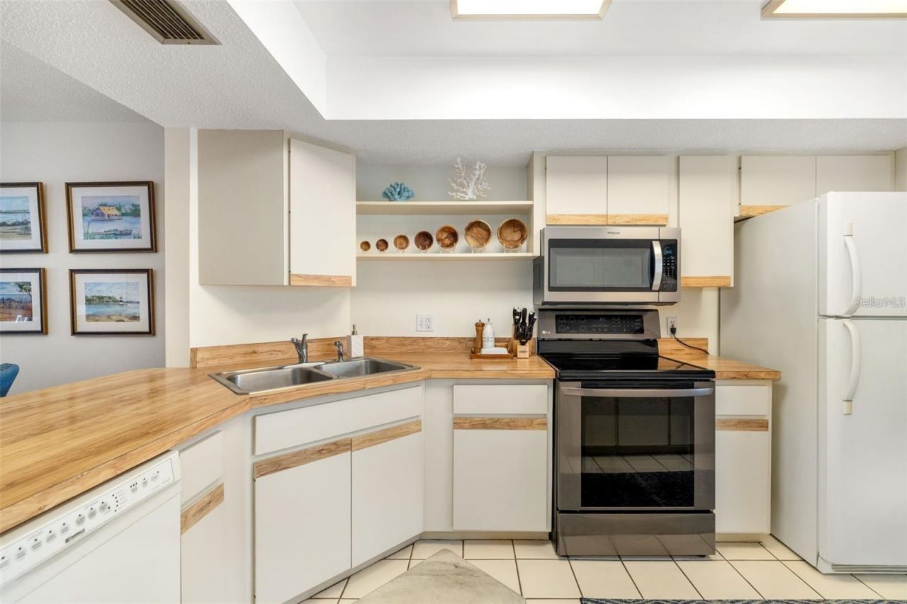 7201 Curtiss Avenue, Unit 2D, Sarasota, FL 34231 Photo