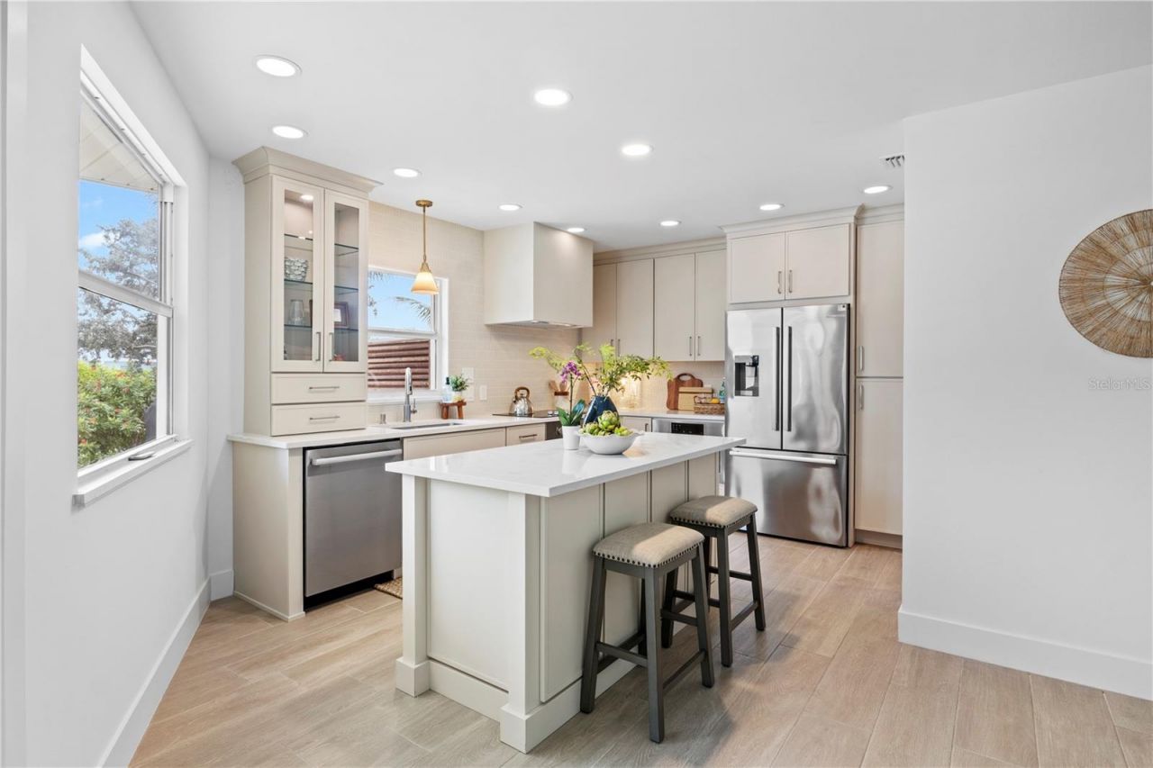 624 Dundee Lane, Holmes Beach, FL 34217 Photo