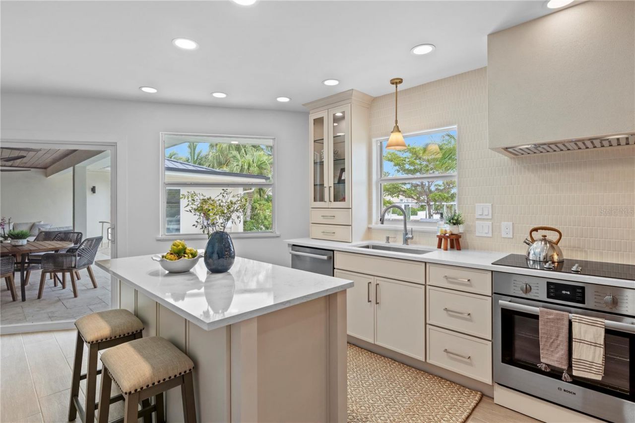 624 Dundee Lane, Holmes Beach, FL 34217 Photo