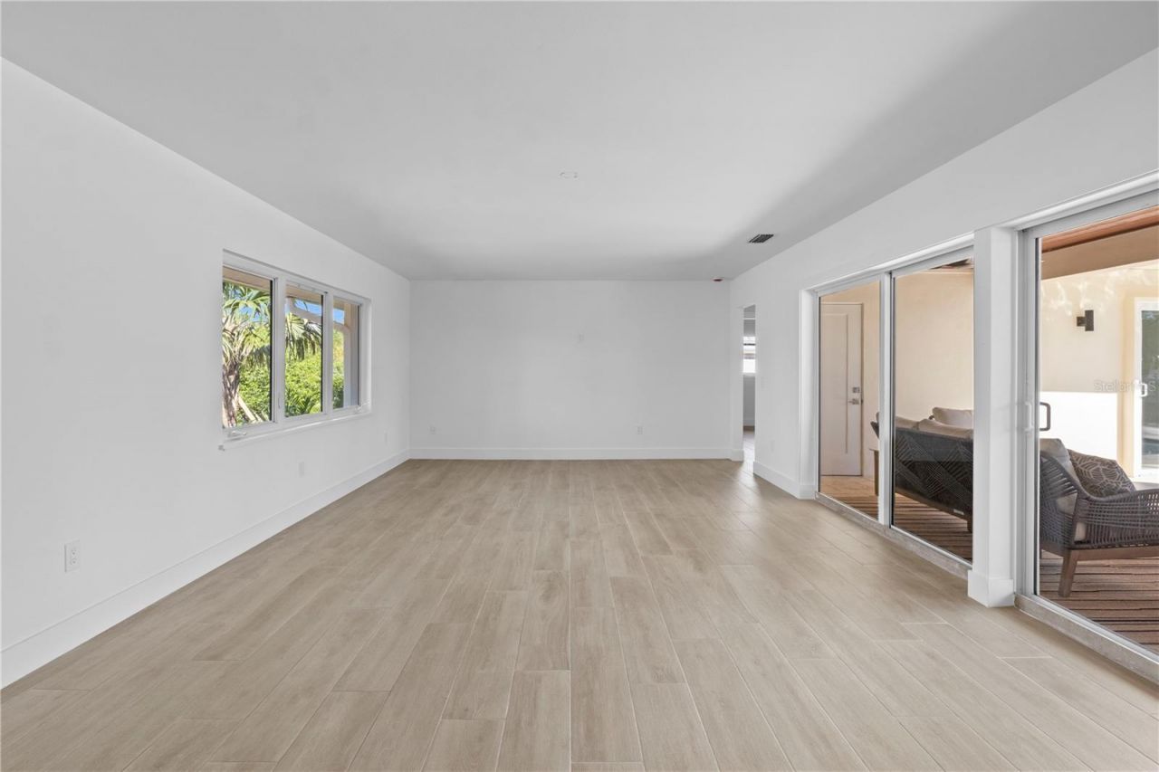 624 Dundee Lane, Holmes Beach, FL 34217 Photo