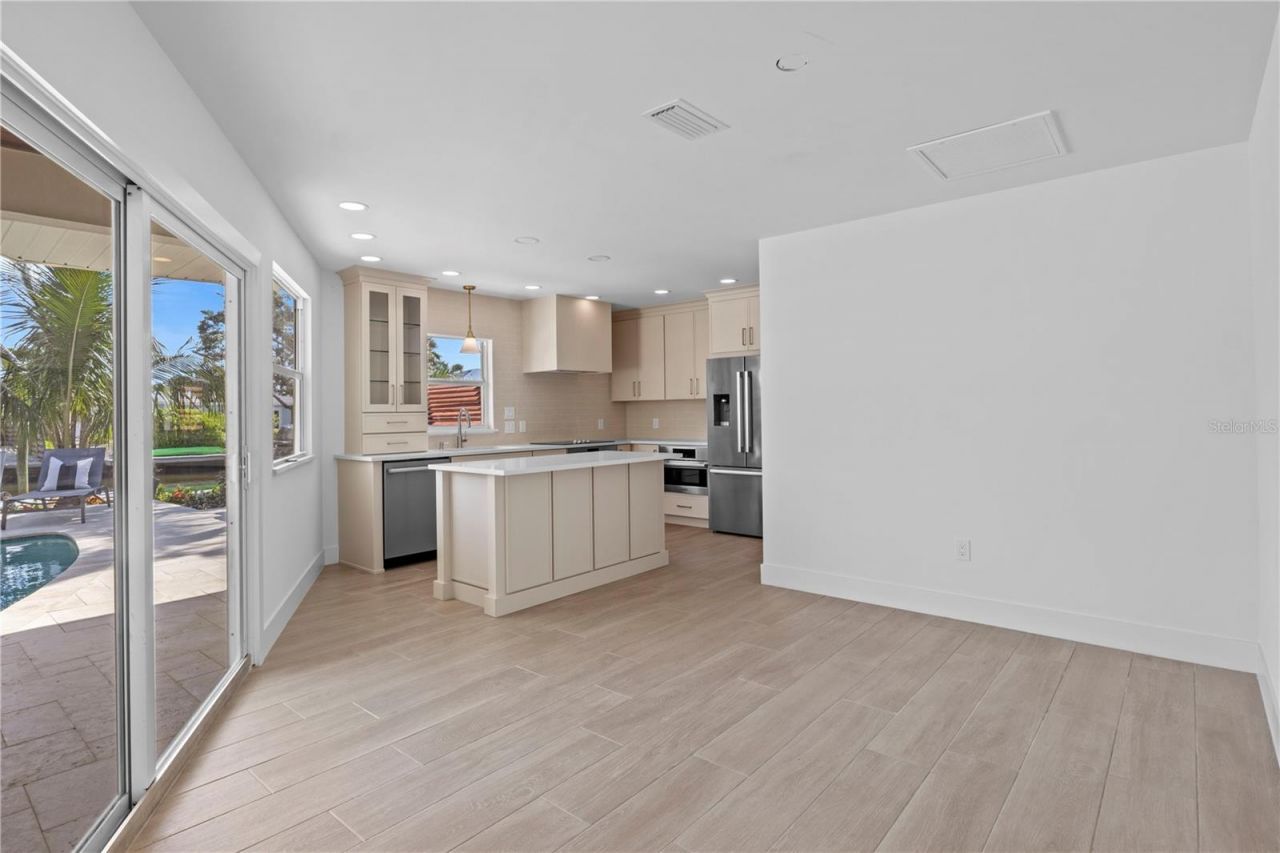 624 Dundee Lane, Holmes Beach, FL 34217 Photo