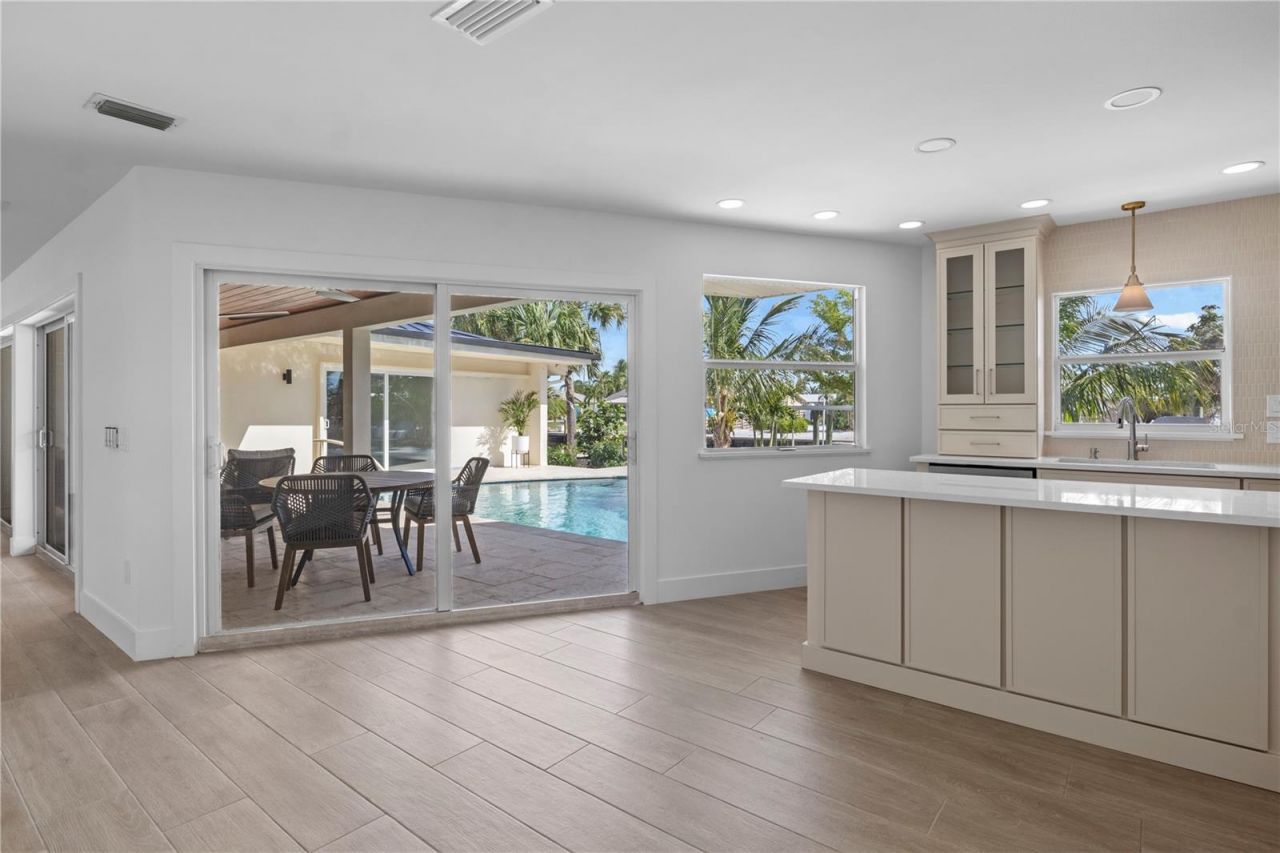 624 Dundee Lane, Holmes Beach, FL 34217 Photo