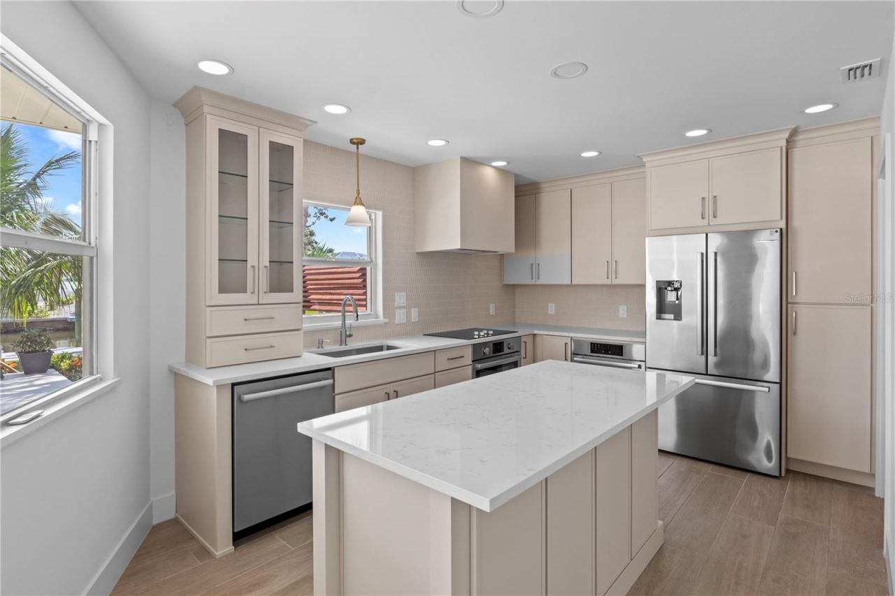 624 Dundee Lane, Holmes Beach, FL 34217 Photo