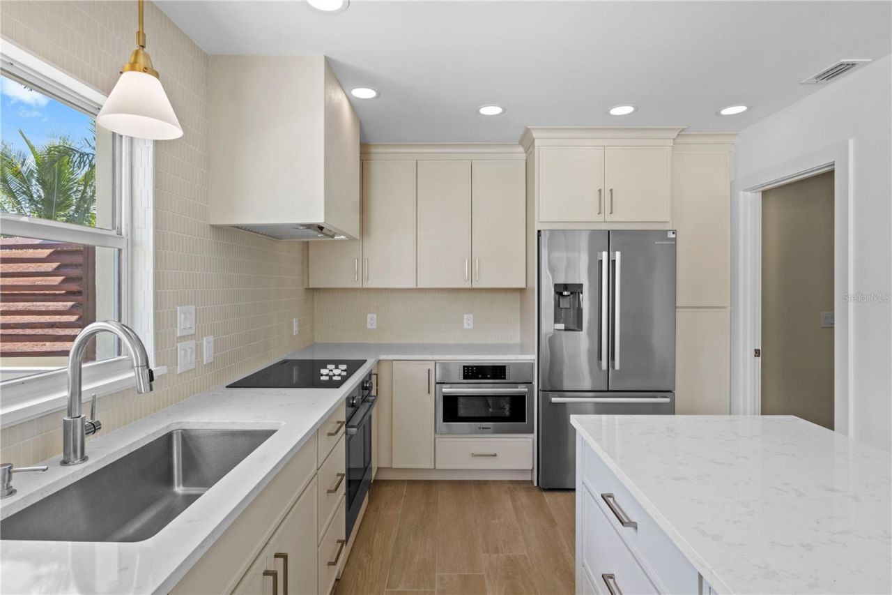 624 Dundee Lane, Holmes Beach, FL 34217 Photo