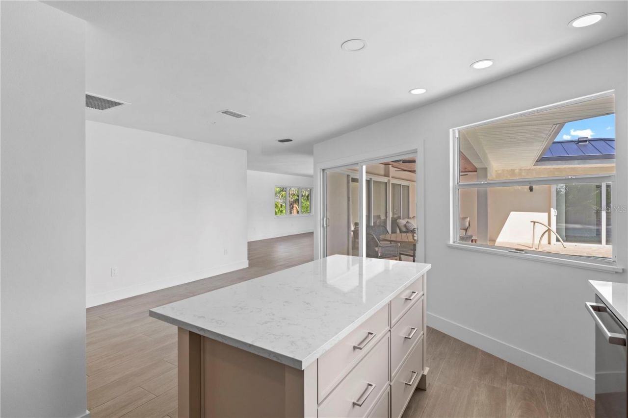 624 Dundee Lane, Holmes Beach, FL 34217 Photo