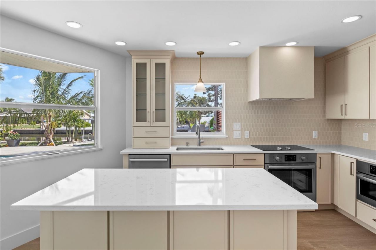 624 Dundee Lane, Holmes Beach, FL 34217 Photo