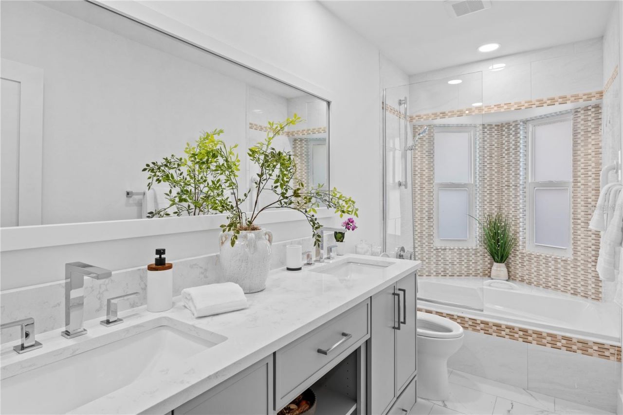 624 Dundee Lane, Holmes Beach, FL 34217 Photo