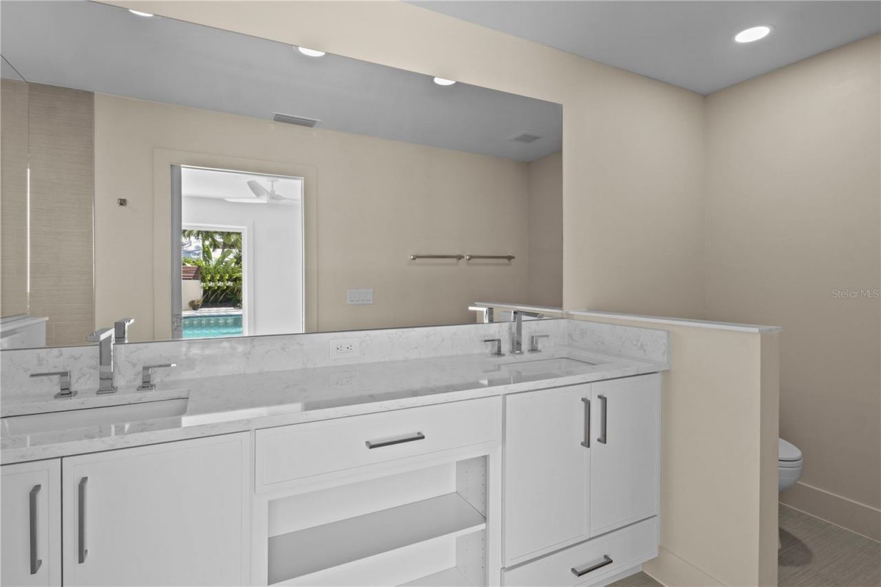 624 Dundee Lane, Holmes Beach, FL 34217 Photo