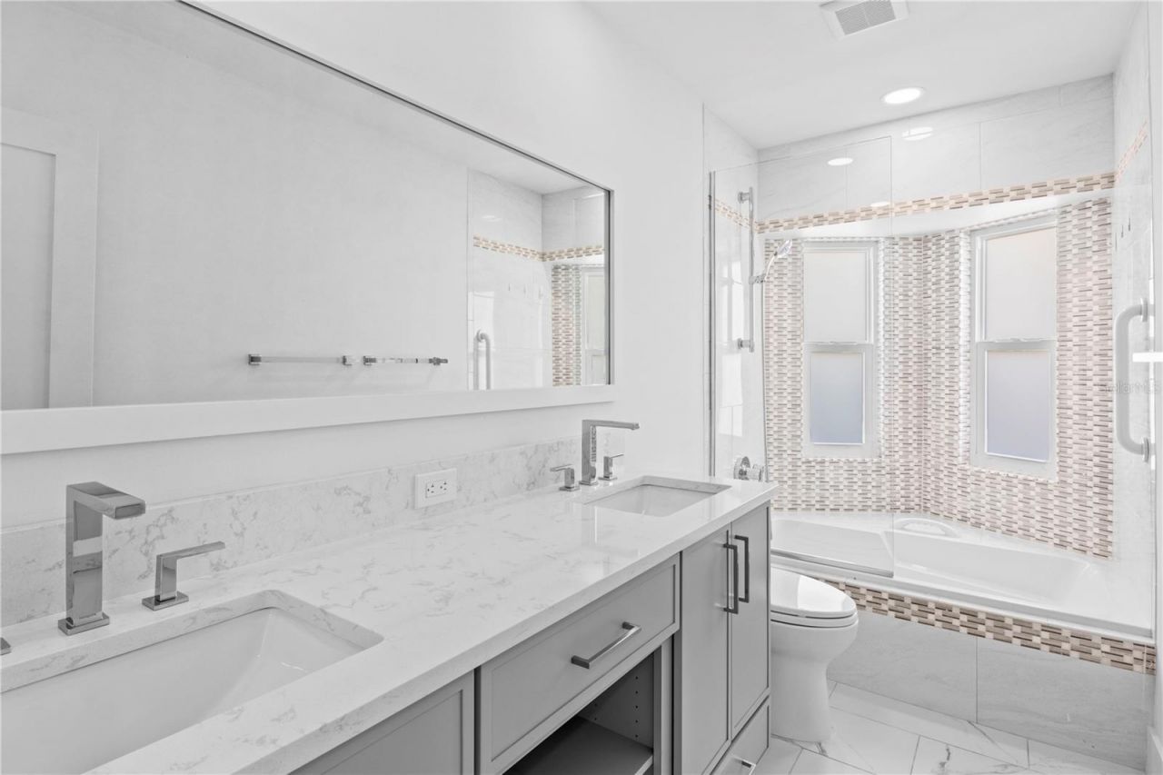 624 Dundee Lane, Holmes Beach, FL 34217 Photo