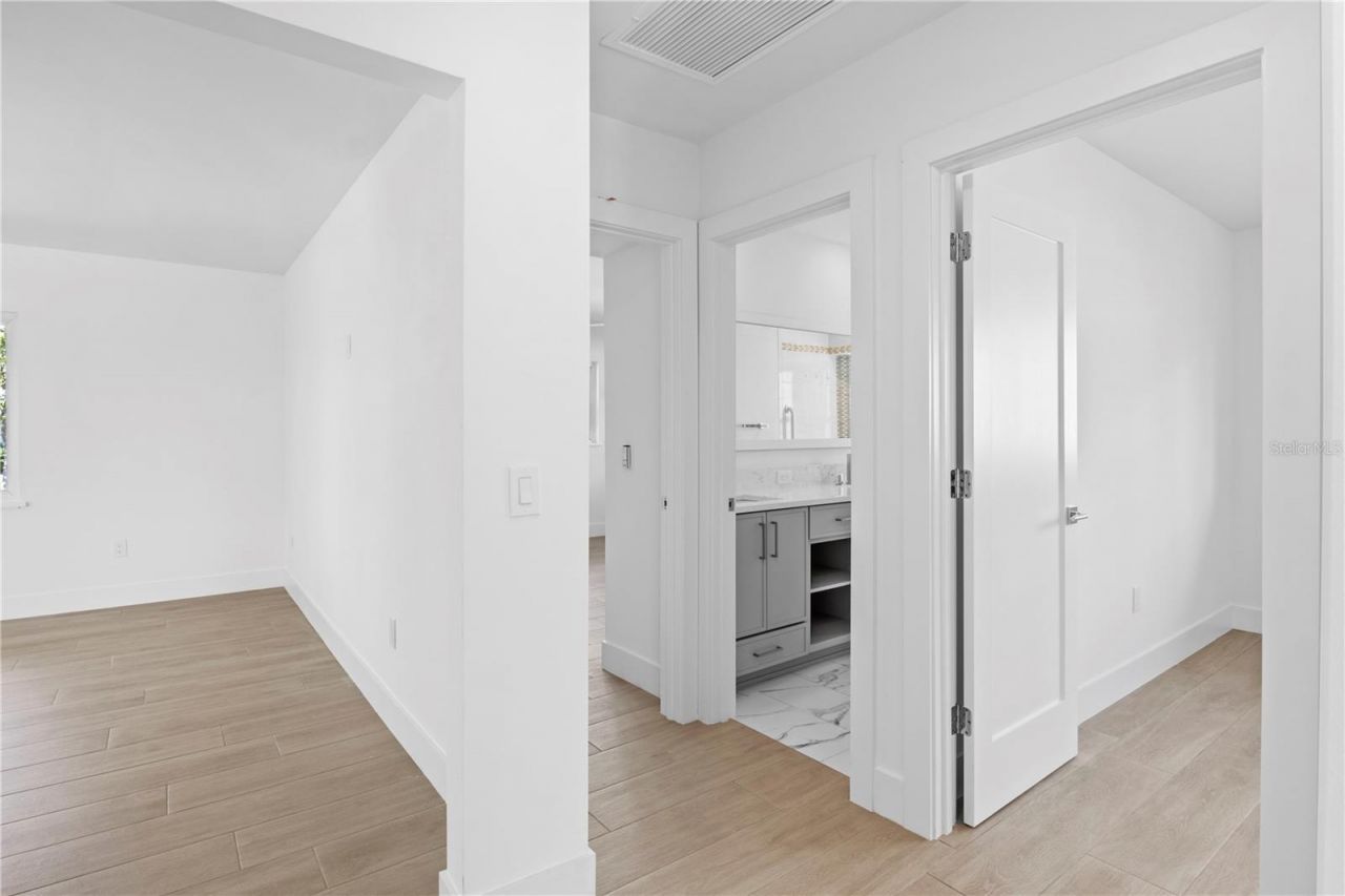 624 Dundee Lane, Holmes Beach, FL 34217 Photo