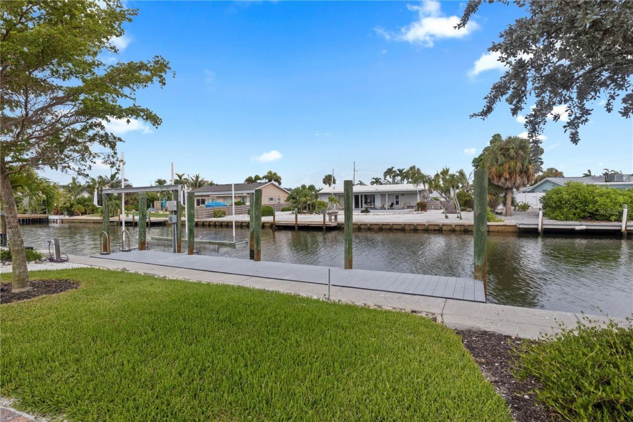 624 Dundee Lane, Holmes Beach, FL 34217 Photo