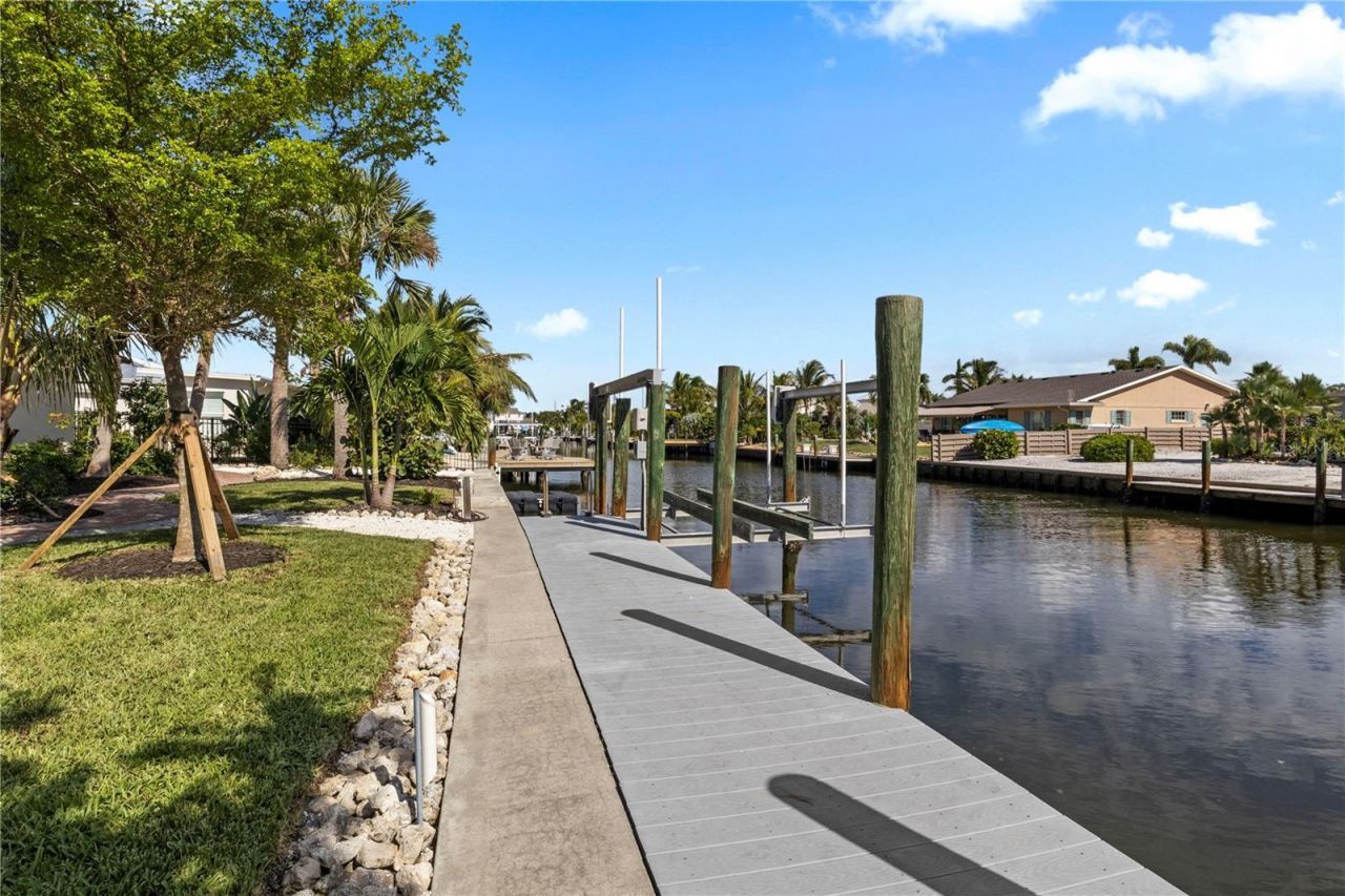 624 Dundee Lane, Holmes Beach, FL 34217 Photo