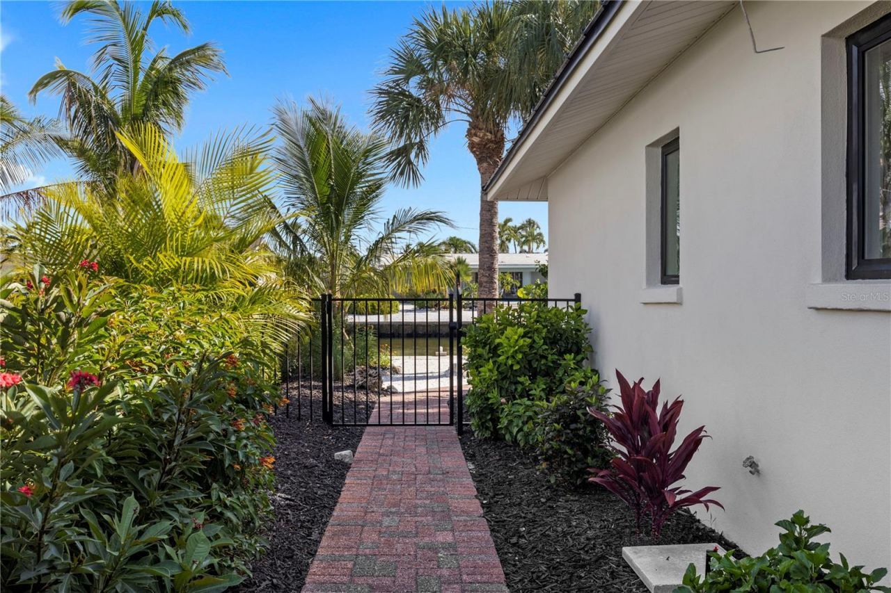 624 Dundee Lane, Holmes Beach, FL 34217 Photo