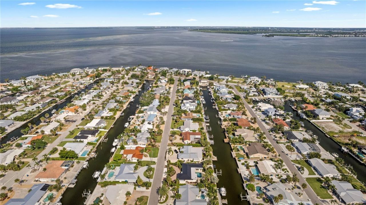 624 Dundee Lane, Holmes Beach, FL 34217 Photo