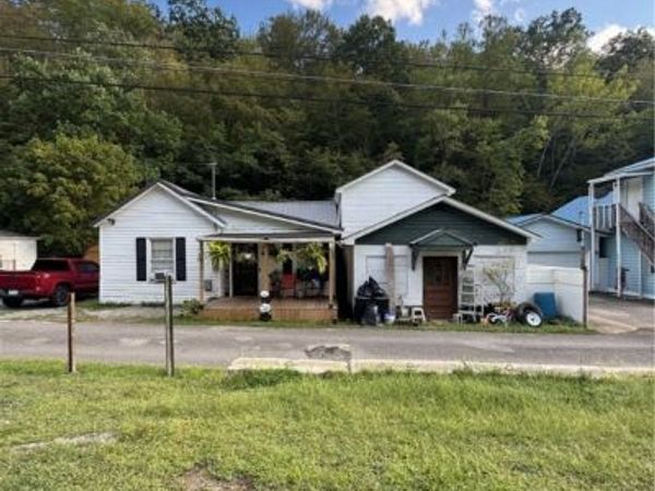 68 Aunt Jenny Road, Peach Creek, WV 25639