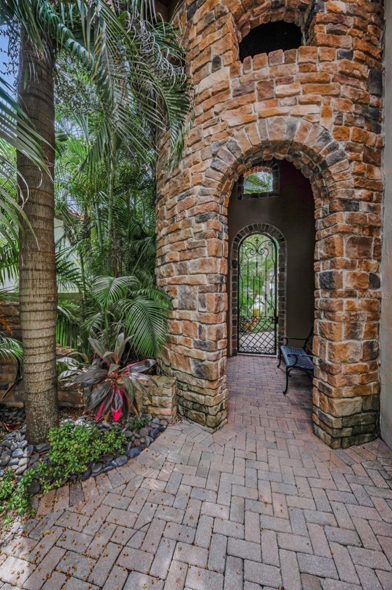 801 Brightwaters Boulevard Ne, Saint Petersburg, FL 33704 Photo