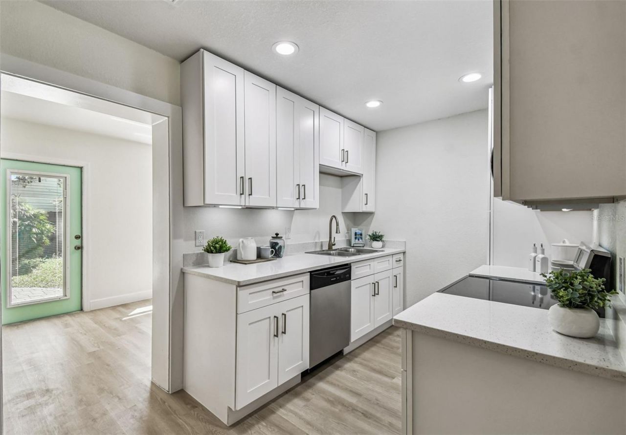 4726 W Knights Avenue, Tampa, FL 33611 Photo