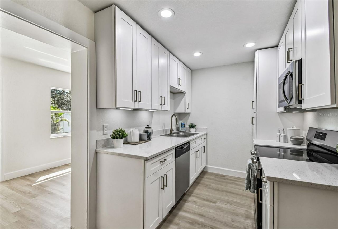 4726 W Knights Avenue, Tampa, FL 33611 Photo