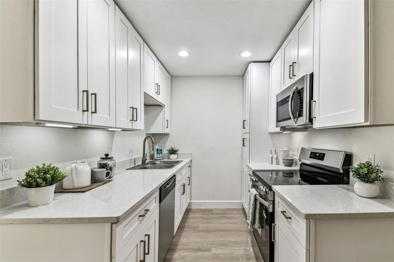 4726 W Knights Avenue, Tampa, FL 33611 Photo