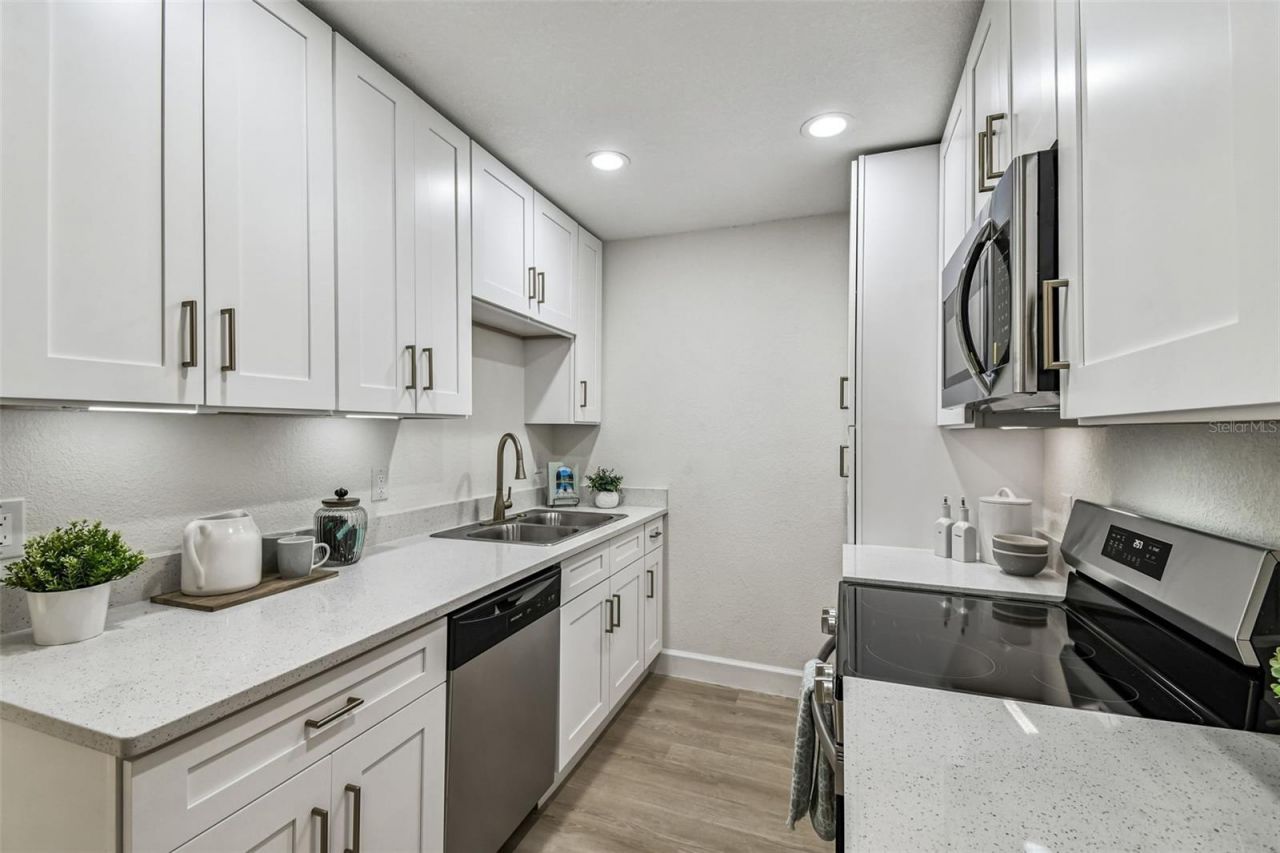 4726 W Knights Avenue, Tampa, FL 33611 Photo