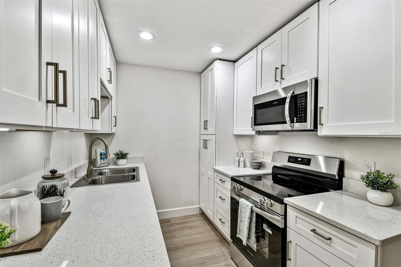 4726 W Knights Avenue, Tampa, FL 33611 Photo