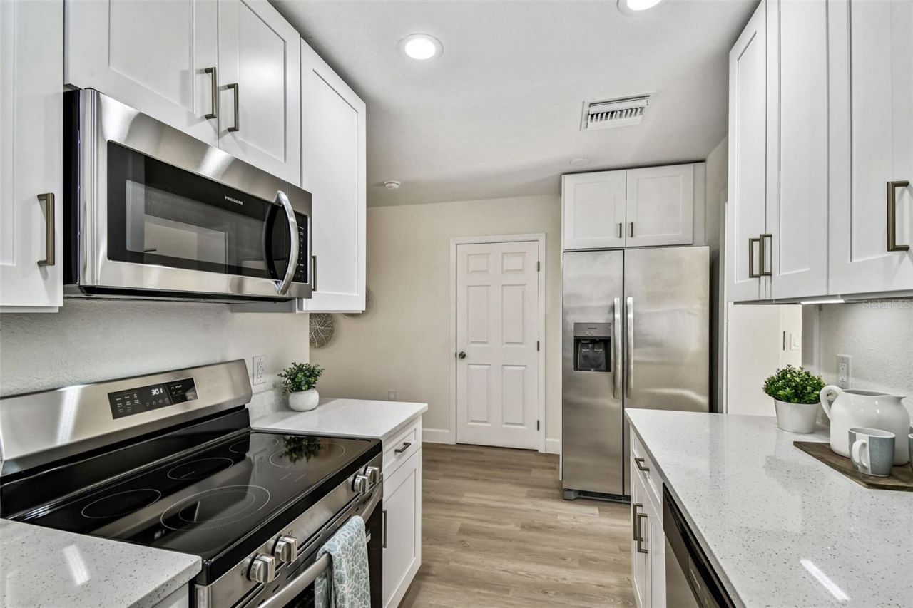 4726 W Knights Avenue, Tampa, FL 33611 Photo