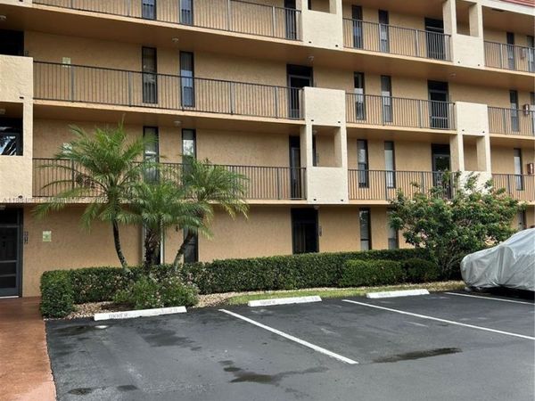 6011 Coral Lake Dr, Unit 111, Margate, FL 33063