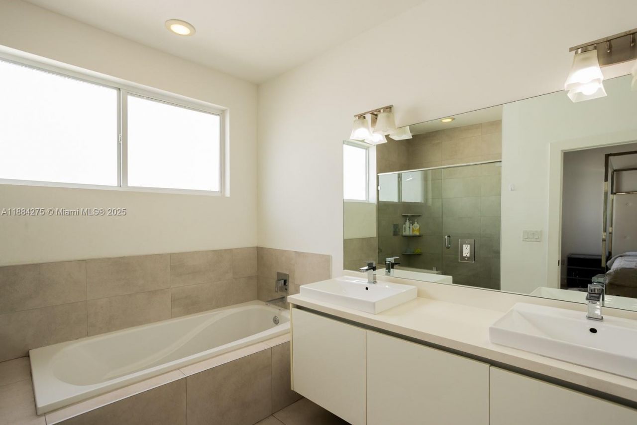 10279 NW 72nd St, Doral, FL 33178 Photo