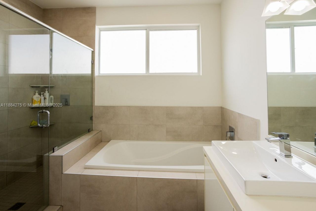 10279 NW 72nd St, Doral, FL 33178 Photo