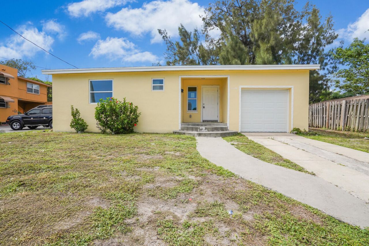 4301 Pinewood Avenue, West Palm Beach, FL 33407 Photo