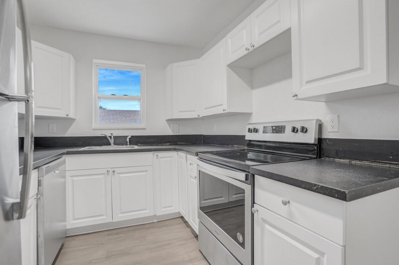 4301 Pinewood Avenue, West Palm Beach, FL 33407 Photo