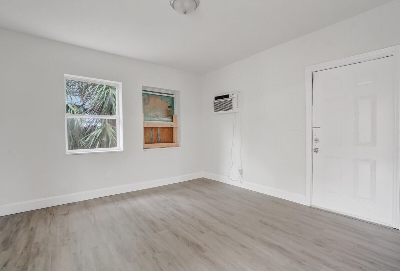 4301 Pinewood Avenue, West Palm Beach, FL 33407 Photo