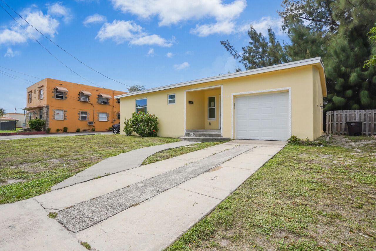 4301 Pinewood Avenue, West Palm Beach, FL 33407 Photo