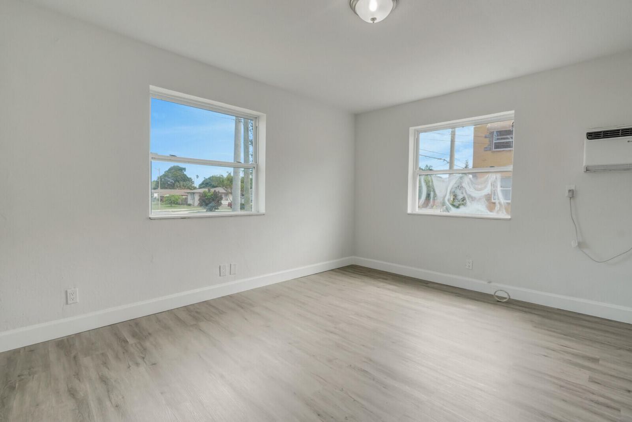 4301 Pinewood Avenue, West Palm Beach, FL 33407 Photo