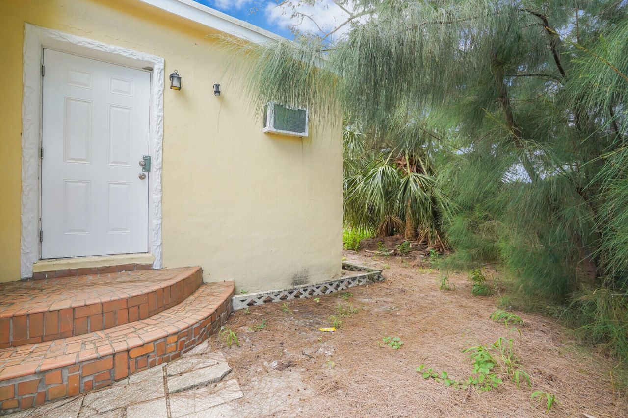 4301 Pinewood Avenue, West Palm Beach, FL 33407 Photo