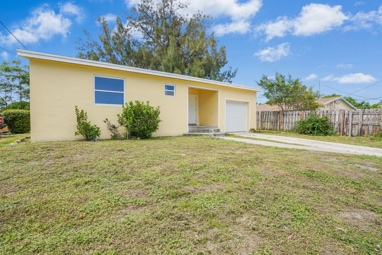 4301 Pinewood Avenue, West Palm Beach, FL 33407 Photo