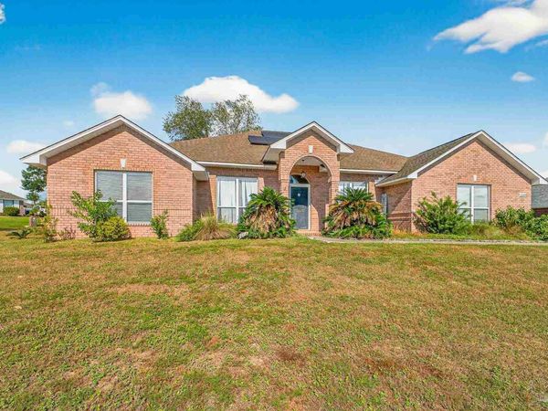 5589 Colinas Verde Dr, Milton, FL 32570