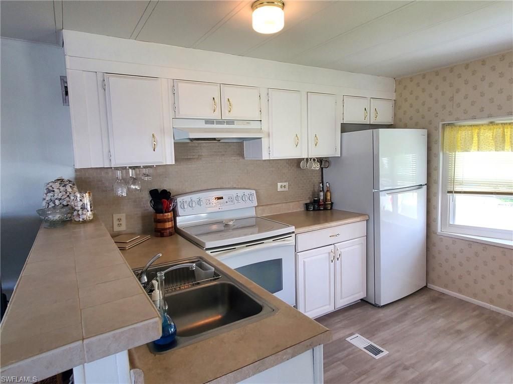 865 Moonlight Dr, North Fort Myers, FL 33917 Photo