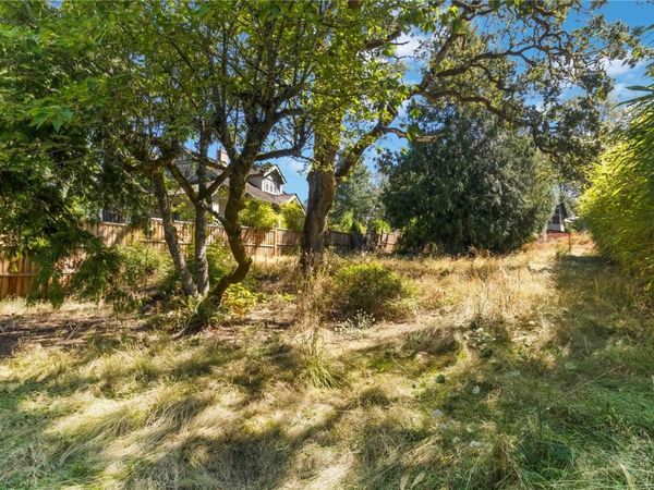 933 Woodhall Dr, Saanich, BC V8X 3L7