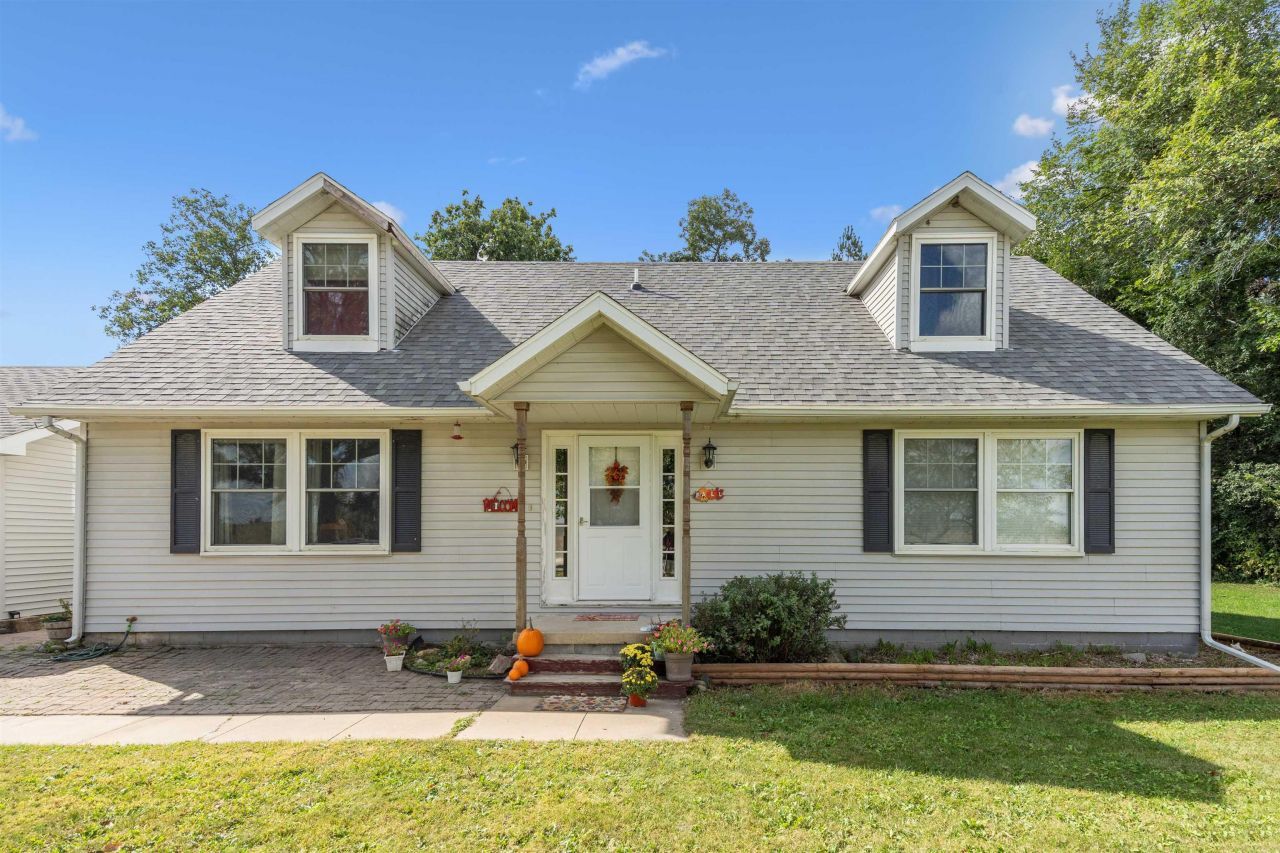 2113 Pine Creek Avenue, Independence, IA 50644 Main Photo