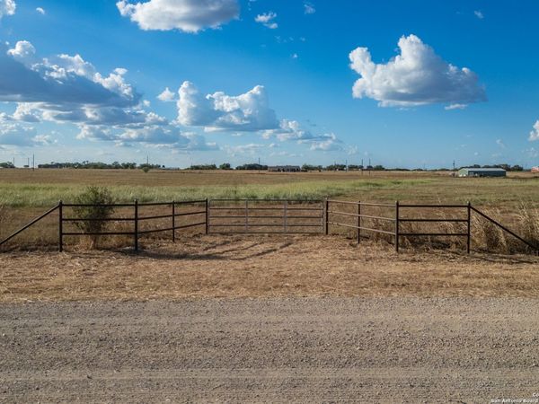 1580 County Road 132, Floresville, TX 78114