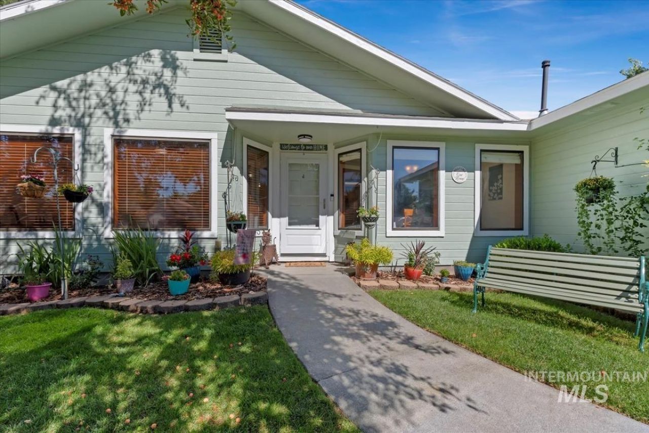 1936 Stonetree Drive, Mountain Home, ID 83647 Main Photo