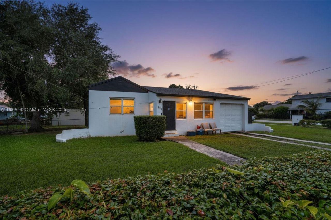 1090 NW 77th St, Miami, FL 33150 Main Photo