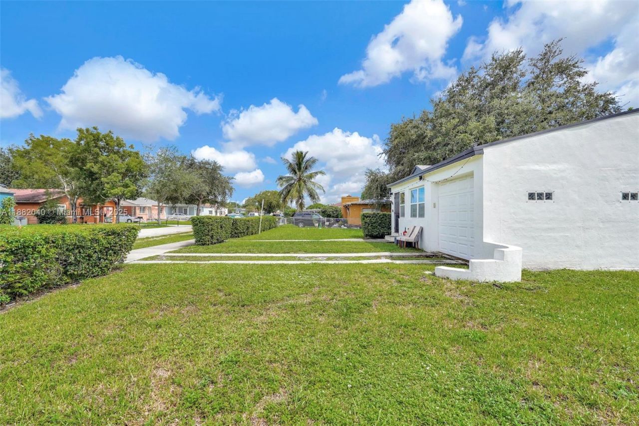 1090 NW 77th St, Miami, FL 33150 Photo