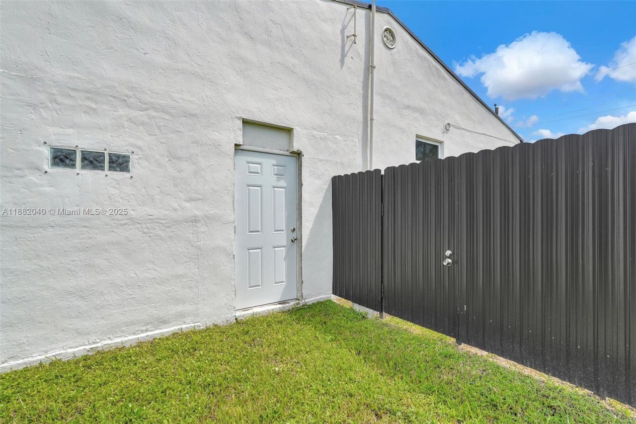 1090 NW 77th St, Miami, FL 33150 Photo