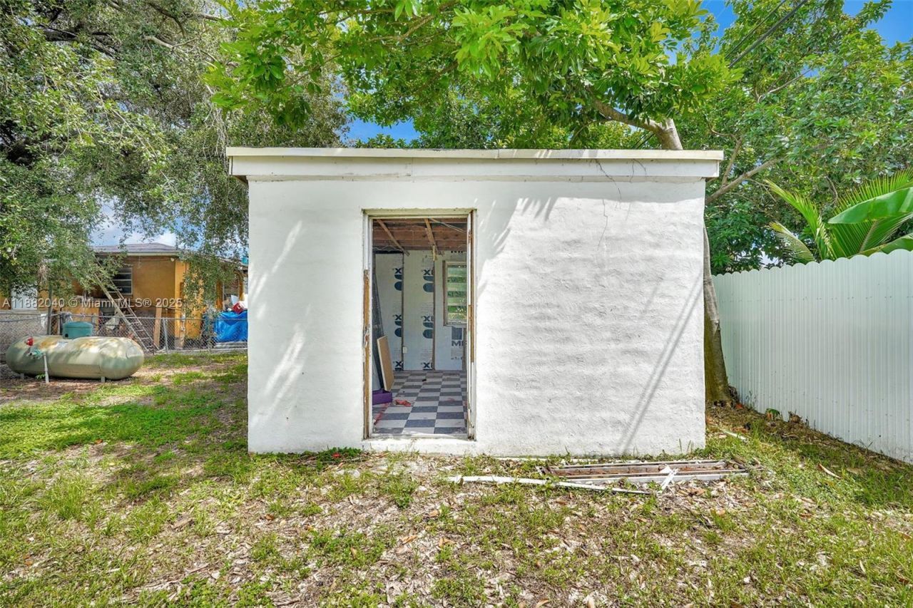 1090 NW 77th St, Miami, FL 33150 Photo