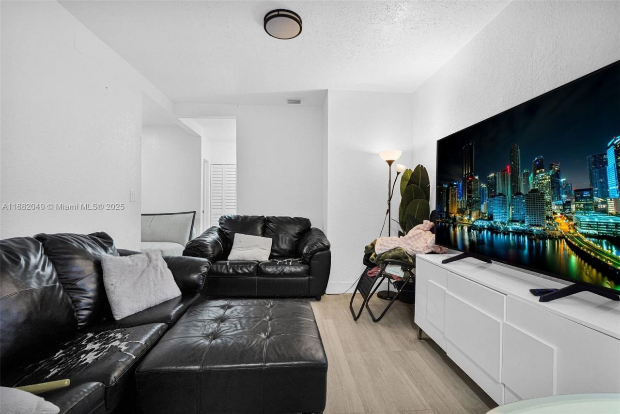 1090 NW 77th St, Miami, FL 33150 Photo