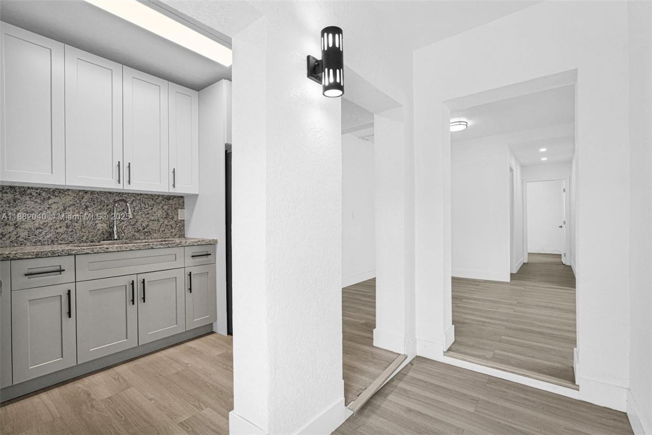 1090 NW 77th St, Miami, FL 33150 Photo